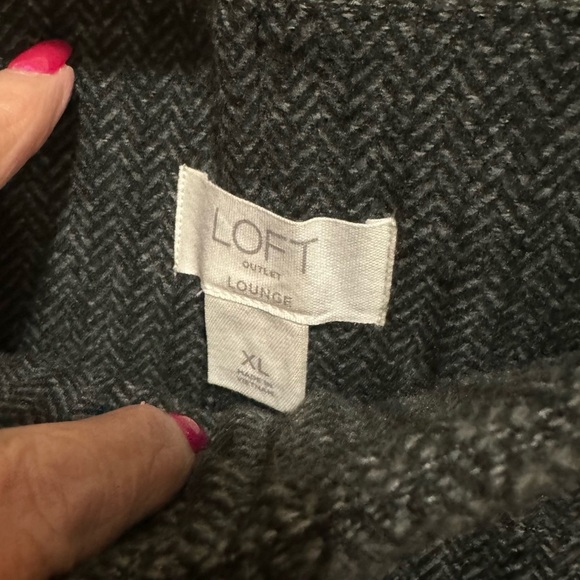 LOFT - Grey / Black chevron pattern textured leggings, Size XL - Picture 4 of 4